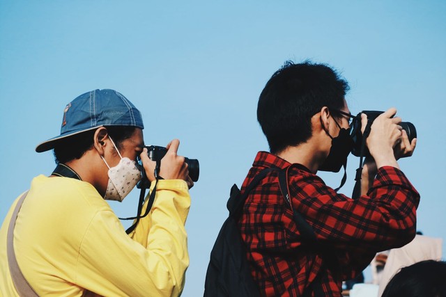 Dua relawan fotografer di kegiatan Kelas Jurnalis Cilik (Foto: Diva N. Daniella)