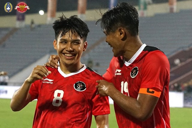 Witan Sulaeman dan Fachrudin Aryanto dalam pertandingan Timnas Indonesia U-23 vs Timor Leste di SEA Games, Selasa (10/5/2022). Foto: Instagram/@pssi