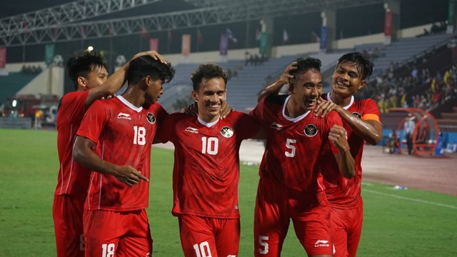 Timnas Indonesia U-23 saat berhadapan dengan Timor Leste U-23 dalam lanjutan pertandingan cabang olahraga sepak bola SEA Games 2021 di Stadion Viet Tri, Vietnam, Selasa (10/5/2022). Foto: PSSI