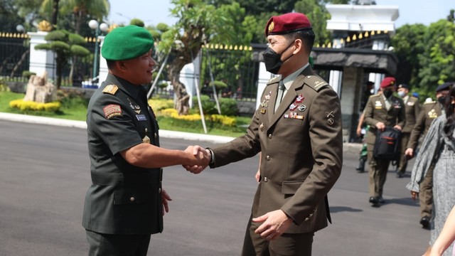KSAD Jenderal TNI Dudung Abdurachman menerima kunjungan kehormatan Panglima AD Singapura Brigadir Jenderal David Neo di Mabesad. Foto: TNI AD