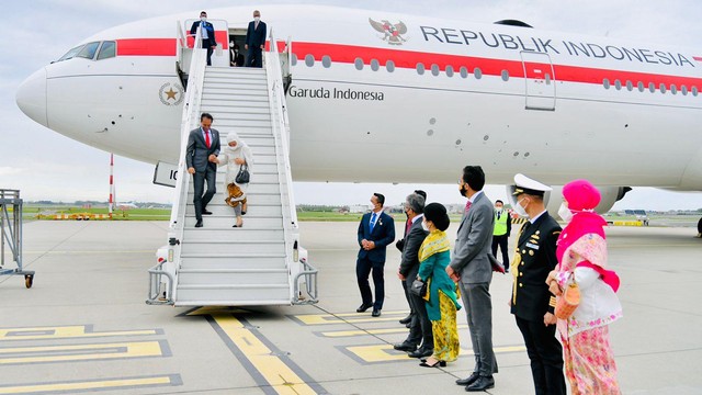 Presiden Jokowi dan rombongan transit di Amsterdam sebelum terbang ke Washington. Foto: Laily Rachev/Biro Pers Sekretariat Presiden