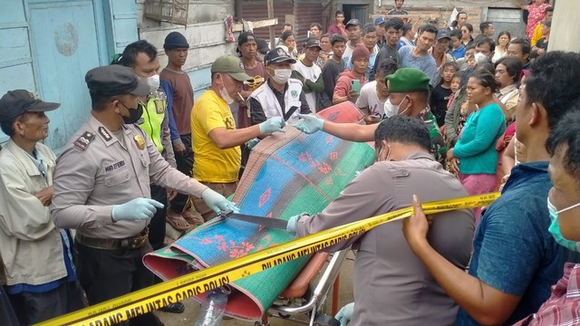 Petugas memasang garis polisi di rumah korban pembunuhan di Kabupaten Simalungun, Sumatera Utara, Minggu (8/5/2022). Foto: Dok. Istimewa