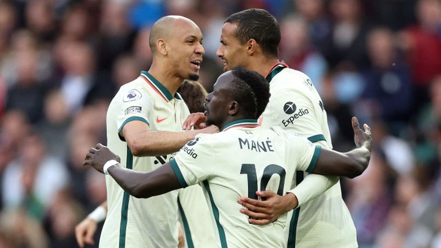 Pemain Liverpool Joel Matip melakukan selebrasi saat melawan Aston Villa di Villa Park, Birmingham, Inggris. Foto: Carl Recine/Reuters