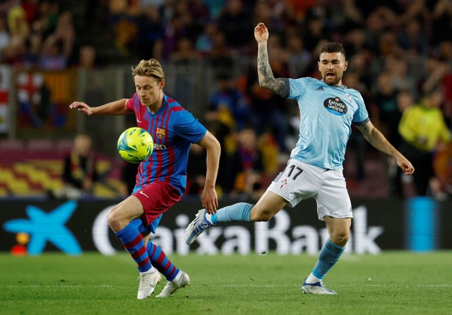 Frenkie de Jong dari FC Barcelona duel dengan Javi Galan dari Celta Vigo saat pertandingan LaLiga di Camp Nou, Barcelona, Spanyol. Foto: Albert Gea/Reuters