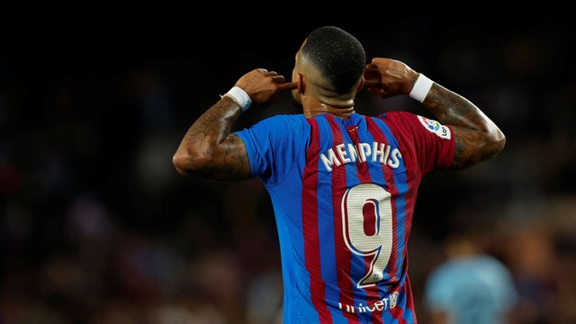 Memphis Depay dari FC Barcelona melakukan selebrasi saat melawan Celta Vigo pada pertandingan LaLiga di Camp Nou, Barcelona, Spanyol. Foto: Albert Gea/Reuters
