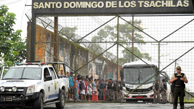 Keluarga narapidana saat menunggu kepastian kabar keluarga mereka usai kerusuhan di penjara Bellavista di Santo Domingo de los Tsachilas, Ekuador, Selasa (10/5), sehari setelah kerusuhan. Foto: Rodrigo Buendia/AFP