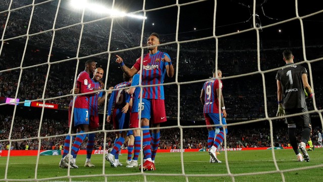 Selebrasi pemain FC Barcelona Pierre-Emerick Aubameyang saat melawan Celta Vigo pada pertandingan LaLiga di Camp Nou, Barcelona, Spanyol. Foto: Albert Gea/REUTERS