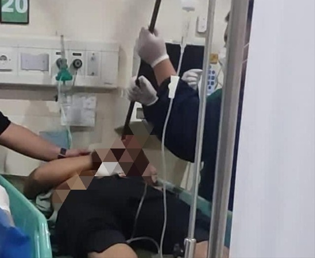 Kanit Resmob Polda Jambi, AKP Johan Silaen dirawat di rumah sakit setelah ditusuk pakai tombak. (Foto: Istimewa)