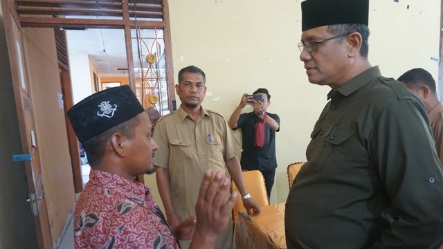 Perwakilan warga menyampaikan keluhan kepada Wakil Bupati Pidie, Fadhlullah Teuku Muhammad Daud. 