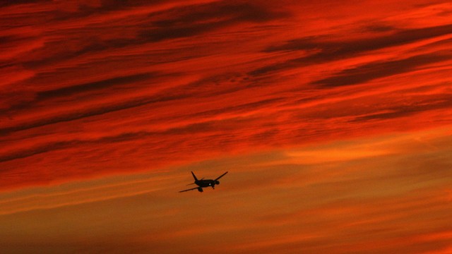 Ilustrasi langit berwarna merah. Foto: VALERY HACHE / AFP