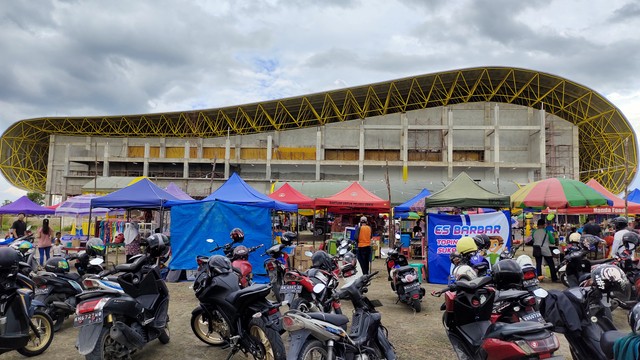 Sebanyak 60 pedagang kuliner dan non kuliner ikut meramaikan Pasar Begoyap kali ini. Pasar malam ini berbarengan dengan pelaksanaan turnamen bola voli bupati cup 2022. Foto: Lukman Hakim/InfoPBUN