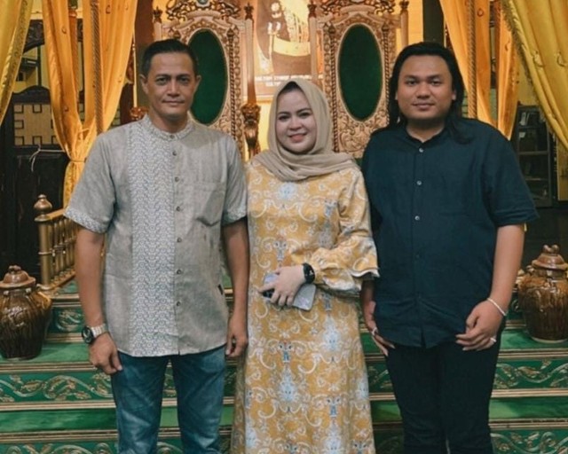 Keanu Agl bersama Sultan Pontianak dan istrinya. Foto: Instagram @keanuagl