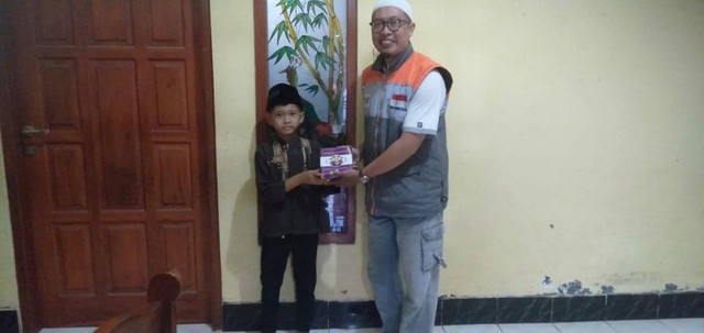 Relawan Inspirasi Rumah Zakat Desa Klepu bersama para relawan mitra menyalurkan paket makanan untuk anak-anak Yatim di Desa Klepu Kecamatan Pringapus, Semarang, Jawa Tengah pada Sabtu (30/4/22).