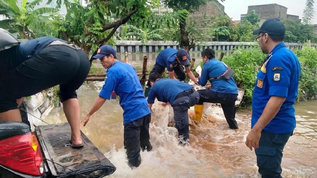 Banjir menggenangi sejumlah tempat di Kota Tangerang, Banten pada Rabu (11/5/2022). Foto: Dok. Istimewa