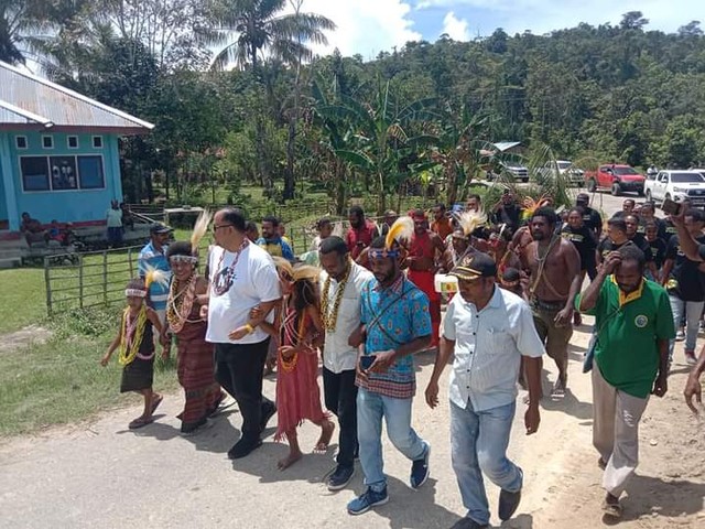 Masyarakat menyambut Pembina KSM Papua Barat pada acara peresmian rumah baca di Distrik Mawabuan, Kabupaten Tambrauw.