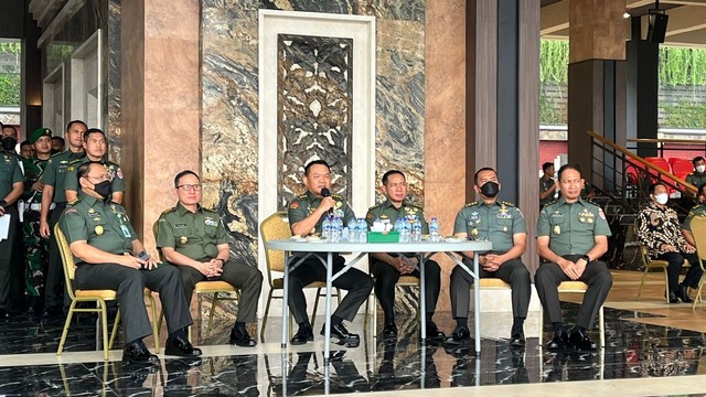 Kepala Staf Angkatan Darat (KSAD) Jenderal TNI Dudung Abdurachman melakukan video confrence untuk meninjau keberhasilan melaksanakan operasi pemisahan bayi kembar siam di Mabes AD, Rabu (11/5/2022). Foto: Haya Syahira/kumparan