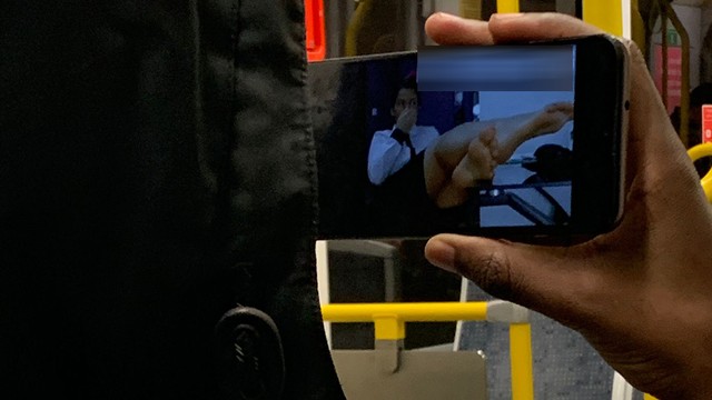 Seorang pria menonton film porno di ponselnya dalam sebuah trem di Inggris. Saksi mata memberikan foto ini kepada BBC.