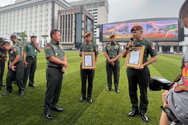 Kepala Staf Angkatan Darat (KSAD) Jenderal TNI Dudung Abdurachman menyerahkan penghargaan kepada dua prajurit berprestasi yang menangkap begal motor di Mabes AD, Rabu (11/5/2022). Foto: Haya Syahira/kumparan