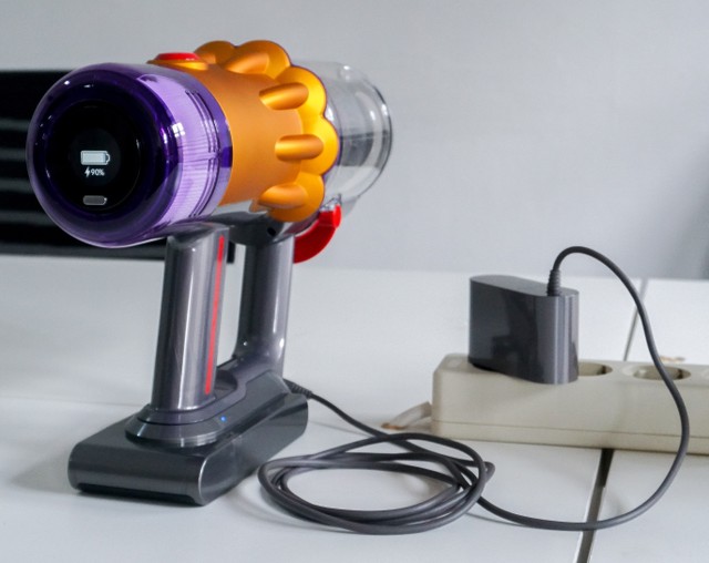 Dyson V12 sedang diisi daya baterai. Foto: Kevin S. Kurnianto/kumparan