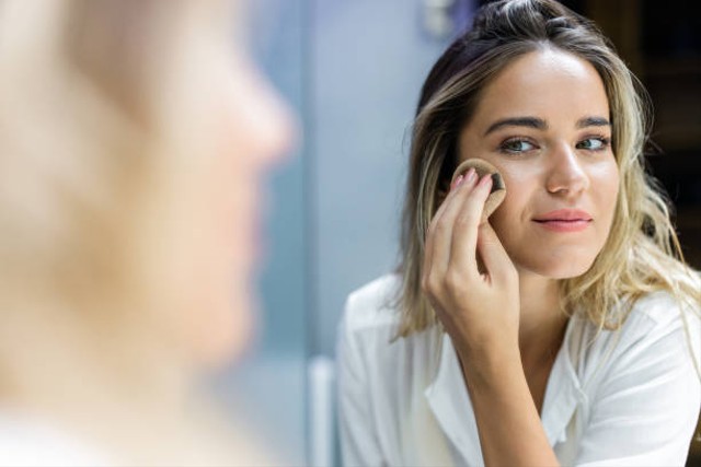 10 Tahapan Make Up Agar Tampil Glowing dan Natural (102102)