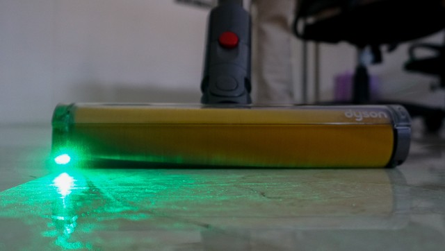 Laser hijau yang keluar dari tongkat pembersih Laser Slim Fluffy pada Dyson V12. Foto: Kevin S. Kurnianto/kumparan