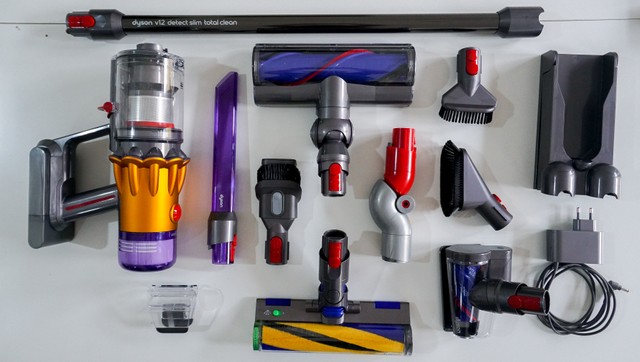 Paket pembeluan Dyson V12 Detect Slim meliputi bodi vacuum cleaner, baterai, adaptor charger, hingga tongkat dan ragam alat penyedot. Foto: Kevin S. Kurnianto/kumparan