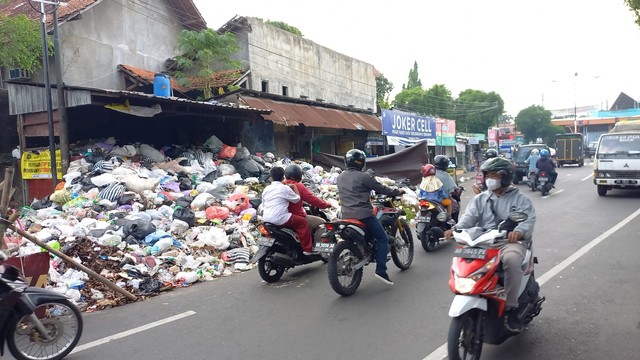 Kondisi tumpukan sampah terjadi di depo atau Tempat Penampungan Sementara (TPS) yang berada di Jalan Hayam Wuruk, Kota Yogyakarta, pada Rabu (11/5/2022). Hal ini merupakan dampak dari ditutupnya TPA Piyungan beberapa hari terakhir. Foto: Arfiansyah Panji Purnandaru/kumparan