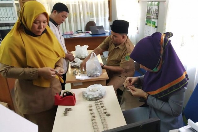 Pasutri di Aceh, daftar haji pakai uang receh hasil jualan siomay.
 Foto: Kankemenag Aceh Timur