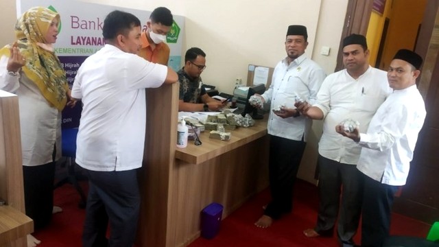 Pasutri di Aceh, daftar haji pakai uang receh hasil jualan siomay.
 Foto: Kankemenag Aceh Timur