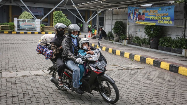 Pemudik sepeda motor melanjutkan perjalanan setibanya di Pelabuhan Penumpang Tanjung Priok, Jakarta, Rabu (11/5/2022).  Foto: Dhemas Reviyanto/ANTARA FOTO