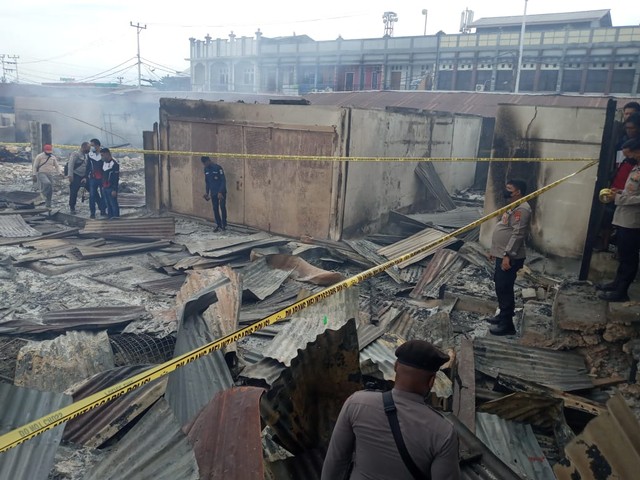 Lokasi pasar Wosi yang terbakar, polisi memasang garis polisi line