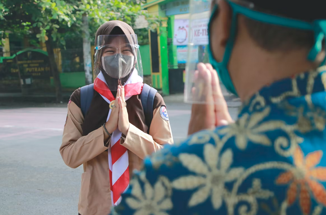 Ilustrasi halal bi halal di sekolah pada hari pertama masuk setelah libur lebaran. Foto: unsplash.com/isengrapher