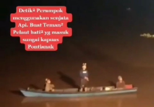 3 pria menggunakan perahu saat merampok kapal TB Legasea I di perairan Wajok, Mempawah. Salah satu pelaku mengeluarkan 3 kali tembakan dengan pistol. Foto: Dok Hi!Pontianak