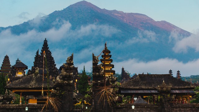 Pura Besakih dengan pemandangan indahnya Gunung Agung. Foto: Yolya Ilyasova/Shutterstock