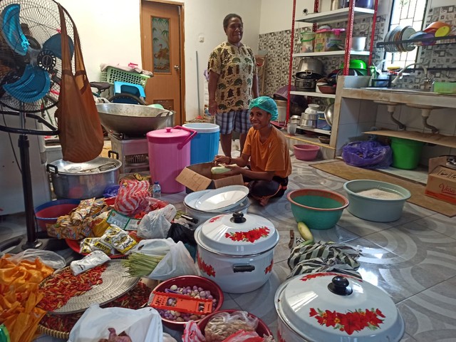 Tampak ibu-ibu GOW melakukan persiapan masak