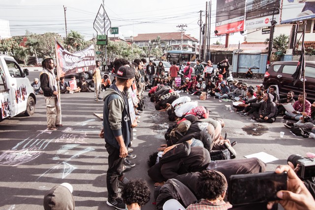 Mahasiswa Papua dan Non-Papua melakukan aksi teatrikal dalam aksi 1 Desember 2019 di Yogyakarta. (Yusril Mukav)