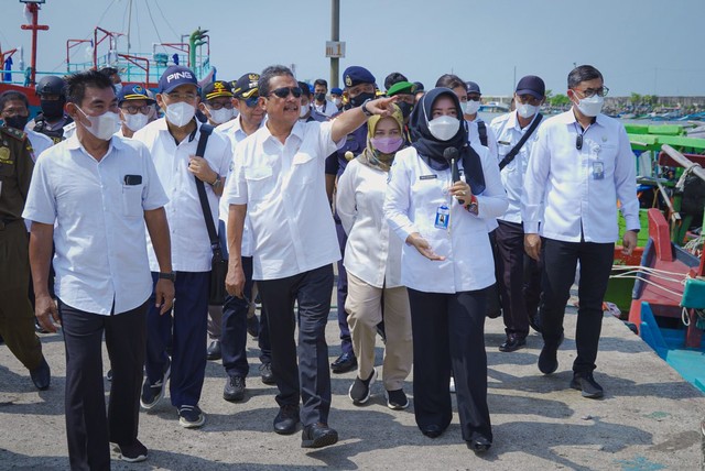 Menteri Kelautan dan Perikanan Sakti Wahyu Trenggono mengunjungi lokasi kebakaran puluhan kapal di Cilacap, Rabu (11/5/2022). Foto: KKP