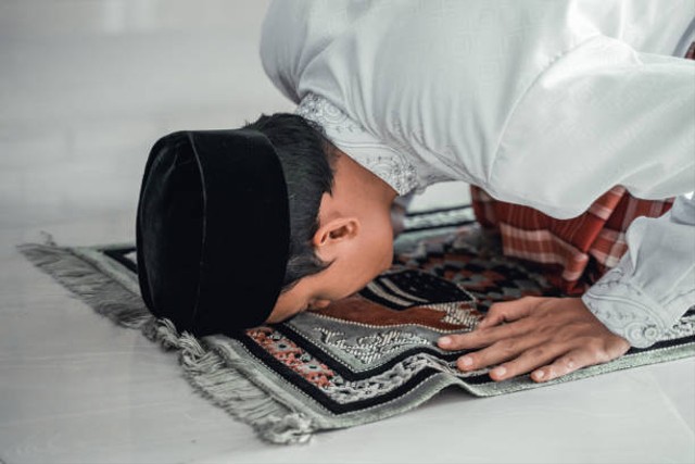 Ilustrasi seorang pria Muslim melaksanakan shalat istikharah. Foto: Unsplash