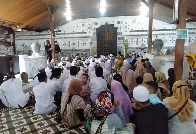 Keluarga Keraton Kasepuhan Cirebon melangsungkan doa dan bertawasul dalam Grebeg Syawal di komplek makam Sunan Gunungjati.(Juan)