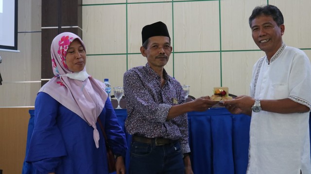 Kepala Sekolah SMKN 1 Turen, Drs Edy Prayoga MMTi (kanan) dan Drs Nur Alimin (tengah). Foto: dok