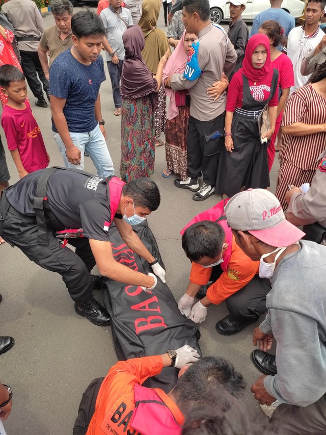 TIM SAR mengevakuasi jasad Pasutri dan balitanya yang tewas tenggelam di Perairan Belawan, Rabu (11/5/2022). Foto: SAR Medan
