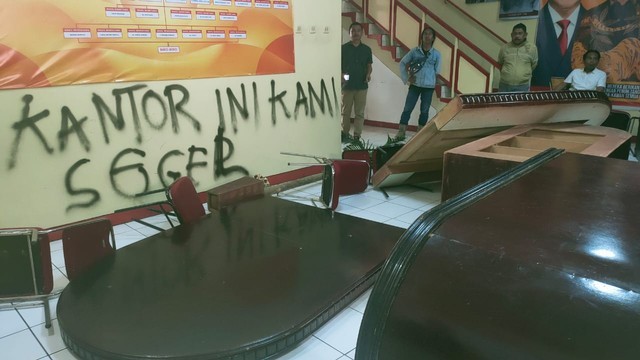 Kondisi kantor DPD Partai Gerindra Malut usai diobrak-apbrik. Foto: Istimewa