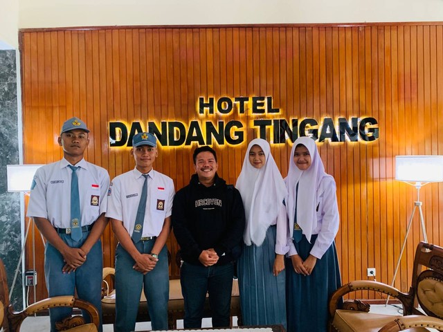 4 peserta Paskibraka asal Kotawaringin Barat, bersama pendamping di Hotel Dadang Tingang. Foto: Syarif.