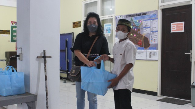 Santunan anak yatim diwakili oleh BU Mega (Foto oleh Kelompok KKNT 54 UPNVJT)