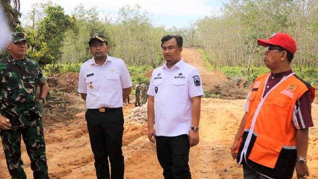 Bupati Dharmasraya Sutan Riska Tuanku Kerajaan (tengan kanan) bersama Wakil Gubernur Sumatera Barat Audy Joinaldy saat meninjau pengerjaan di lokasi TMMD ke-113 di Dharmaraya, Rabu 11 Mei 2022. Foto; Humas Pemkab
