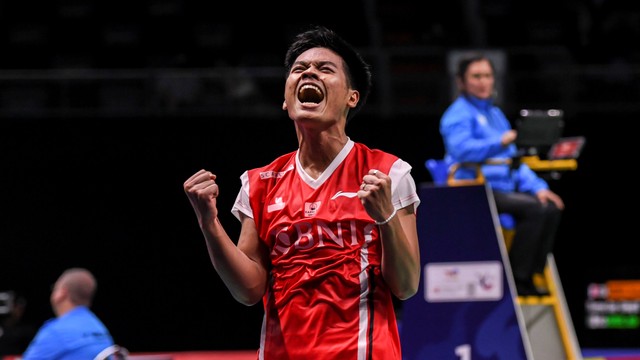 Pebulu tangkis tunggal putra Indonesia Syabda Perkasa Belawa melawan tunggal putra Korea Selatan Yun Gyu Lee dalam pertandingan babak penyisihan grup A Piala Thomas 2022 di Thailand. Foto: M Risyal Hidayat/Antara Foto 