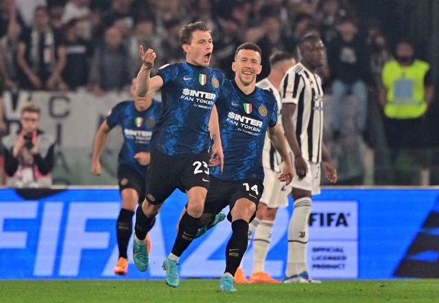 Selebrasi pemain Inter Milan Nicolo Barella saat melawan Juventus di Final Coppa Italia di Stadio Olimpico, Roma, Italia. Foto: Alberto Lingria/Reuters