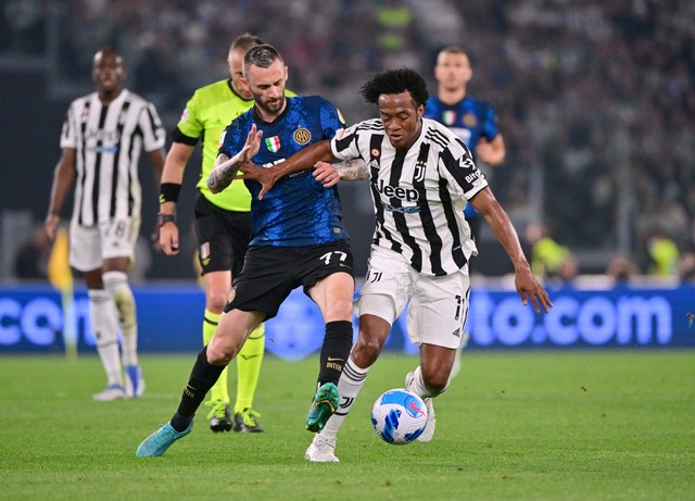 Pemain Juventus Juan Cuadrado duel dengan Marcelo Brozovic dari Inter Milan di Final Coppa Italia di Stadio Olimpico, Roma, Italia. Foto: Alberto Lingria/Reuters