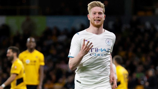 Selebrasi pemain Manchester City Kevin De Bruyne saat melawan Wolverhampton Wanderers Raul Jimenez pada pertandingan di Stadion Molineux, Wolverhampton, Inggris. Foto: Peter Cziborra/Reuters