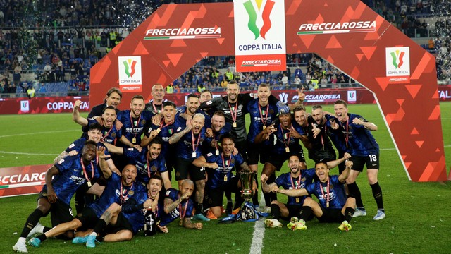 Selebrasi Pemain Inter Milan saat mengangkat trofi  kemenangan Coppa Italia. Foto: Ciro De Luca/Reuters